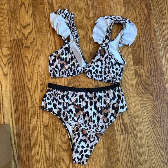 Leopard two piece ruffled bikini - Picture 4 of 4
